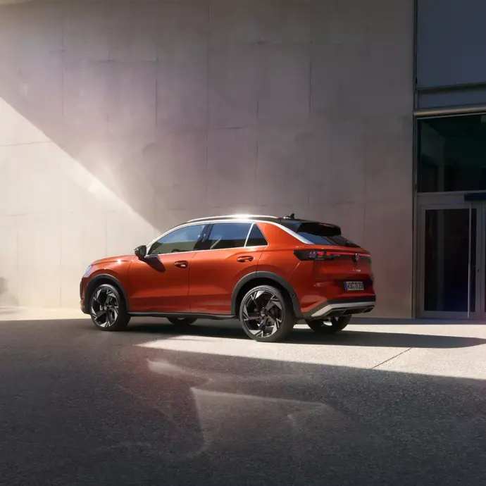 TC1281_red_T-Roc_parking_near_building T-Roc