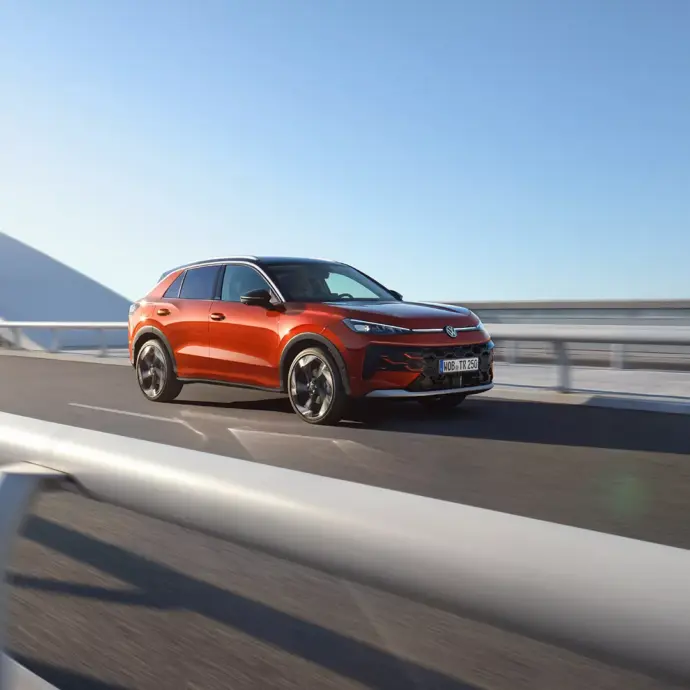 TC1310_T-Roc_driving_on_bridge_front_view TC1310_T-Roc_driving_on_bridge_front_view