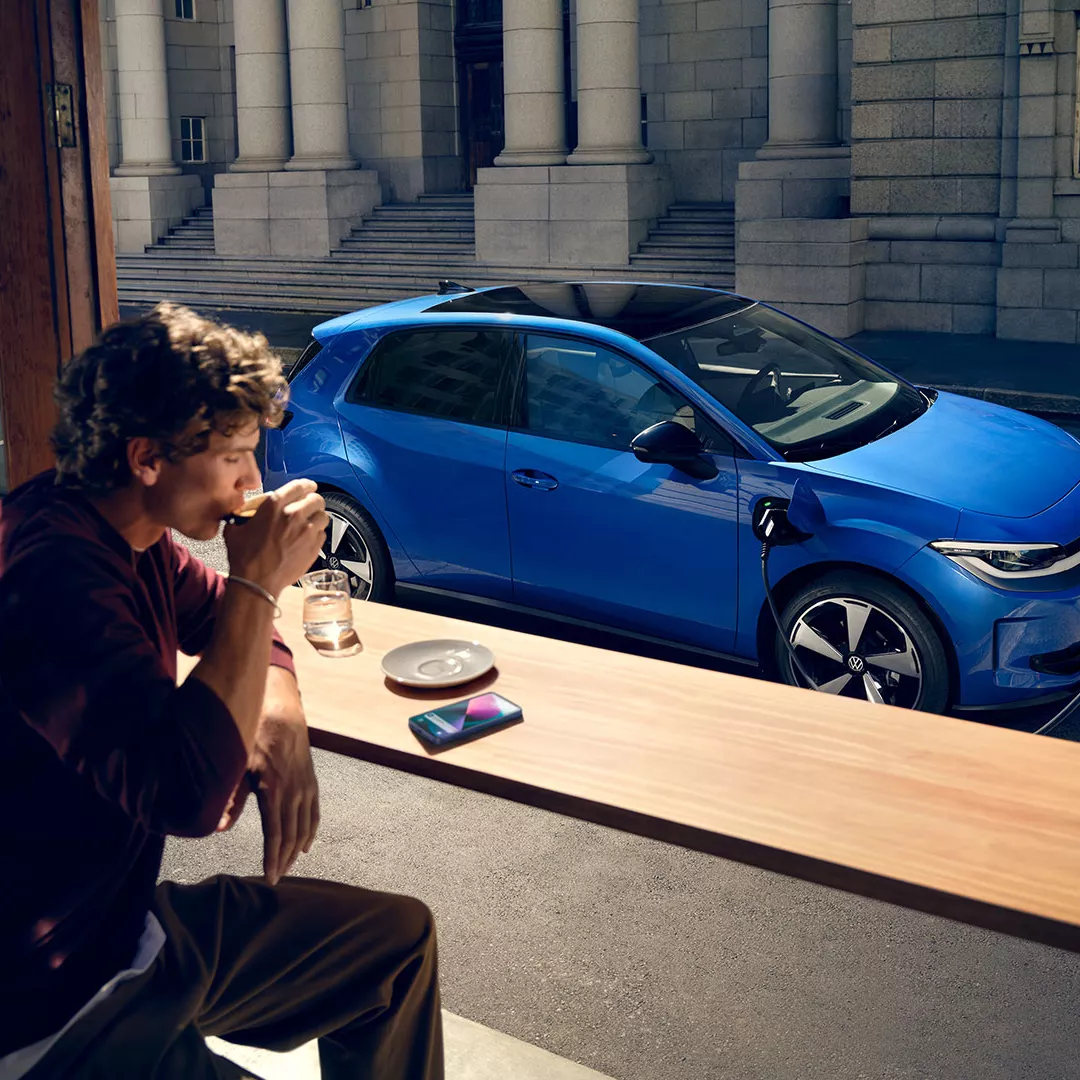 IDP0036_id-polo-man-at-cafe-polo-is-charging IDP0036_id-polo-man-at-cafe-polo-is-charging